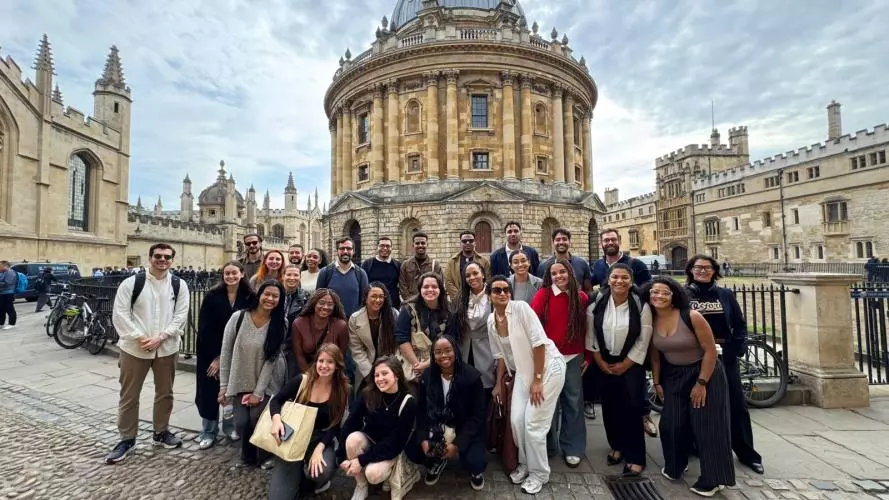 group of students in front of the Oxford Radcliffe Camera