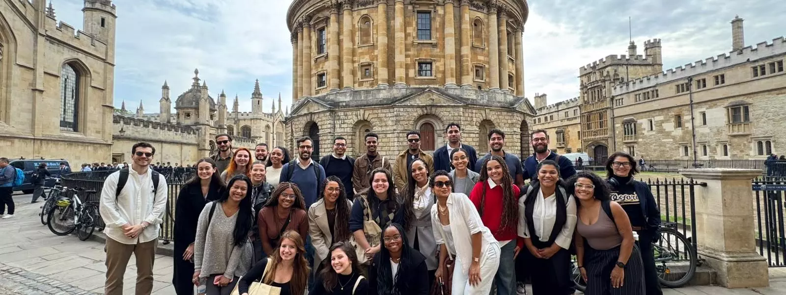 group of students in front of the Oxford Radcliffe Camera